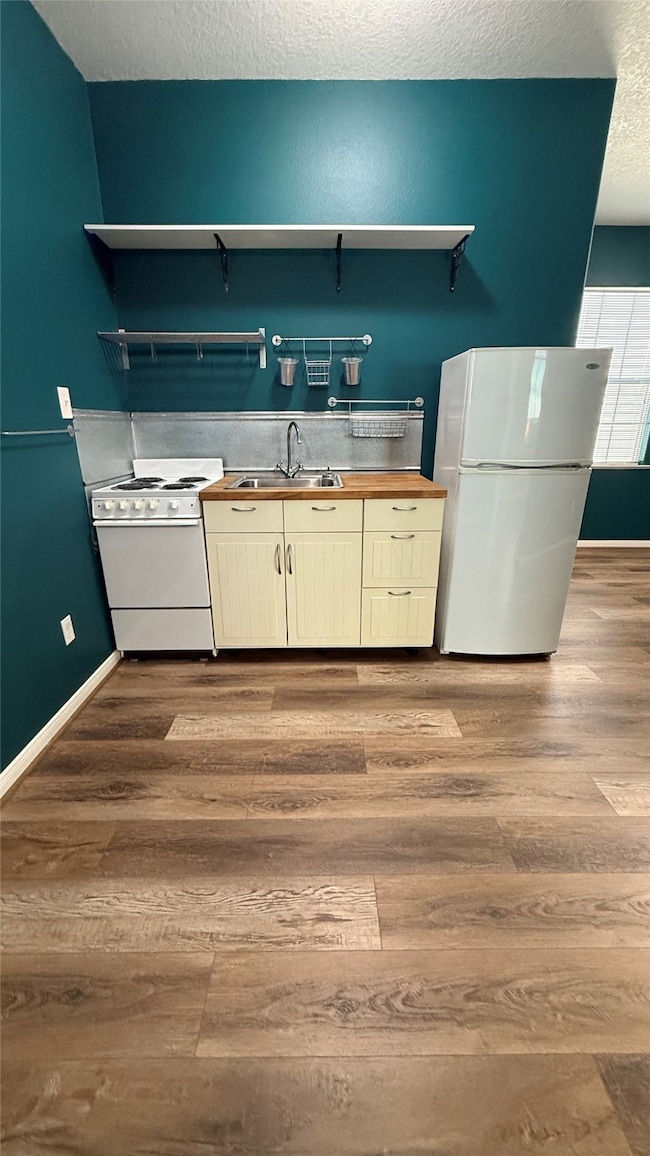 502 W Lang St unit A, Alvin, TX 77511 - photo 4