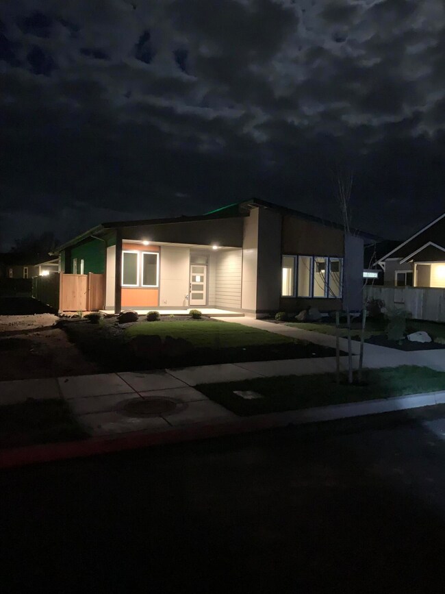 830 NW 18th Ct, Redmond, OR 97756 - photo 3