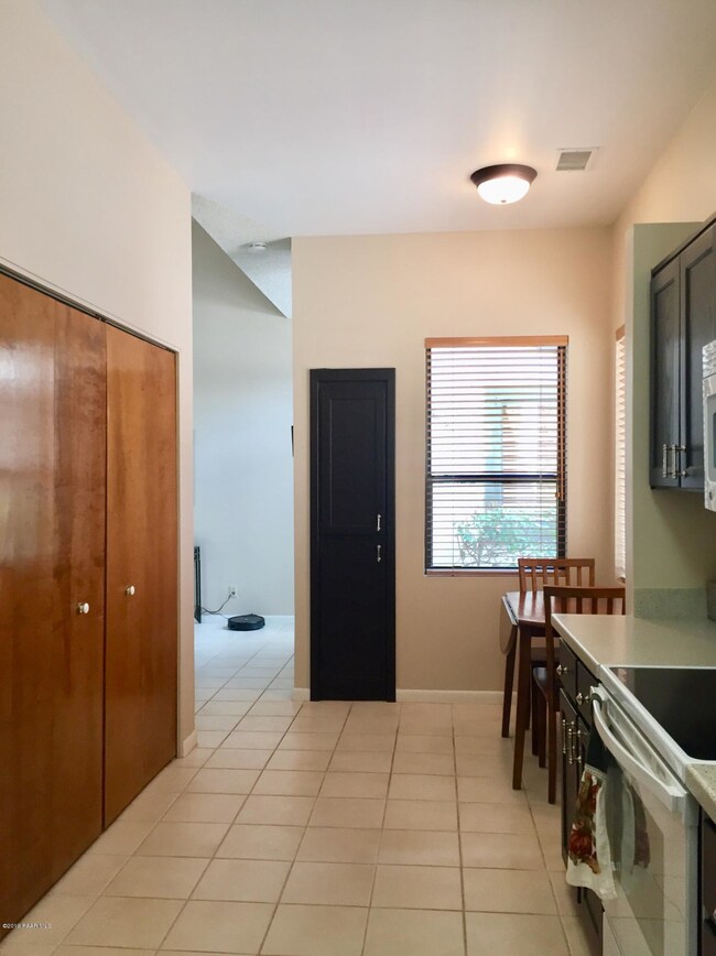 1453 Coyote Kitchen2