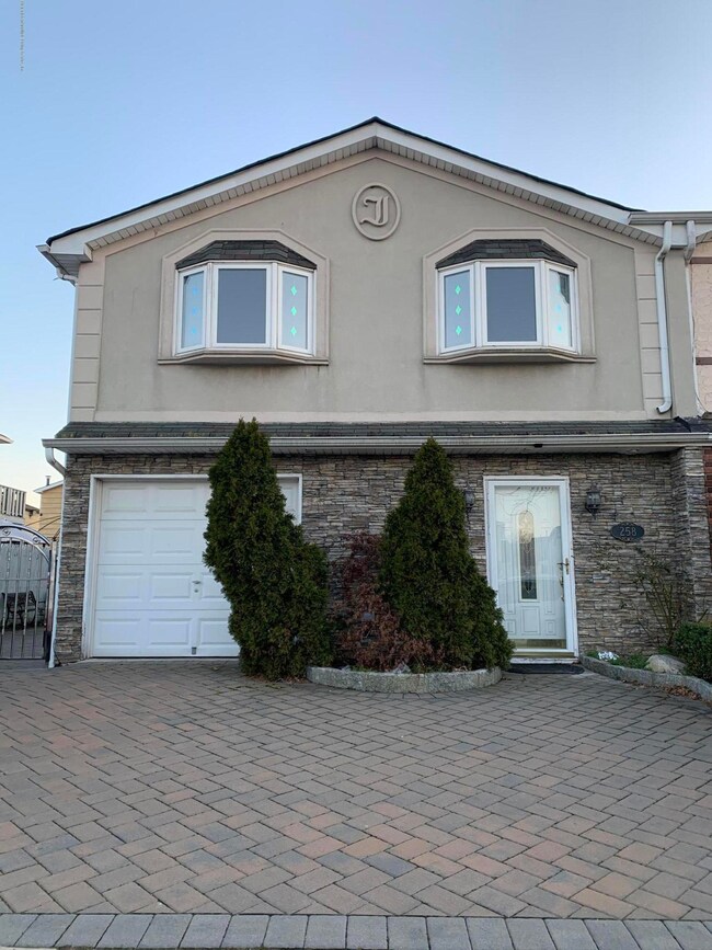 258 Ada Dr, Staten Island, NY 10314 - photo 3