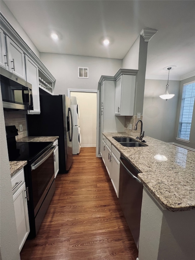 Stainless steel appliances & full size washer/drye
