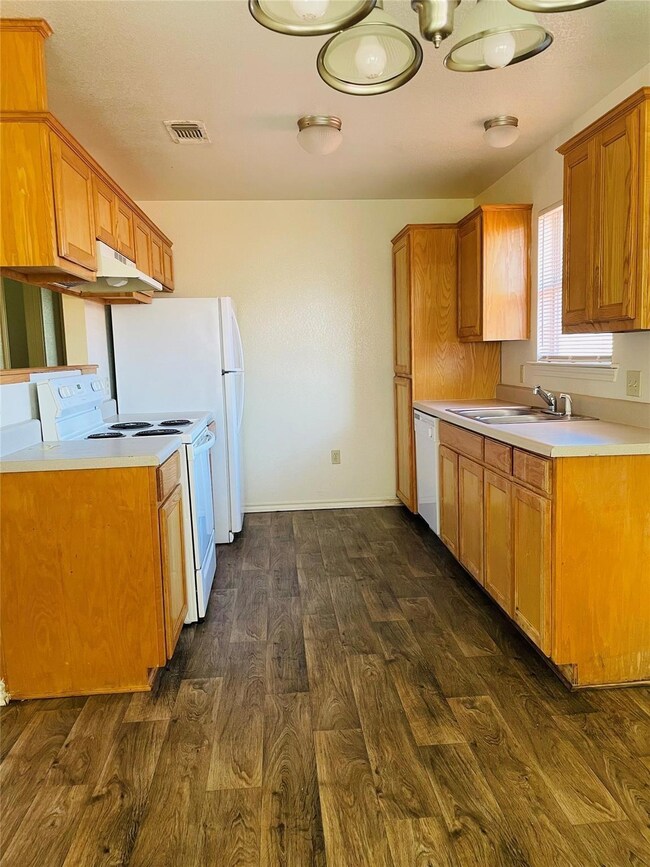 1602 Moss St, Gainesville, TX 76240 - photo 4