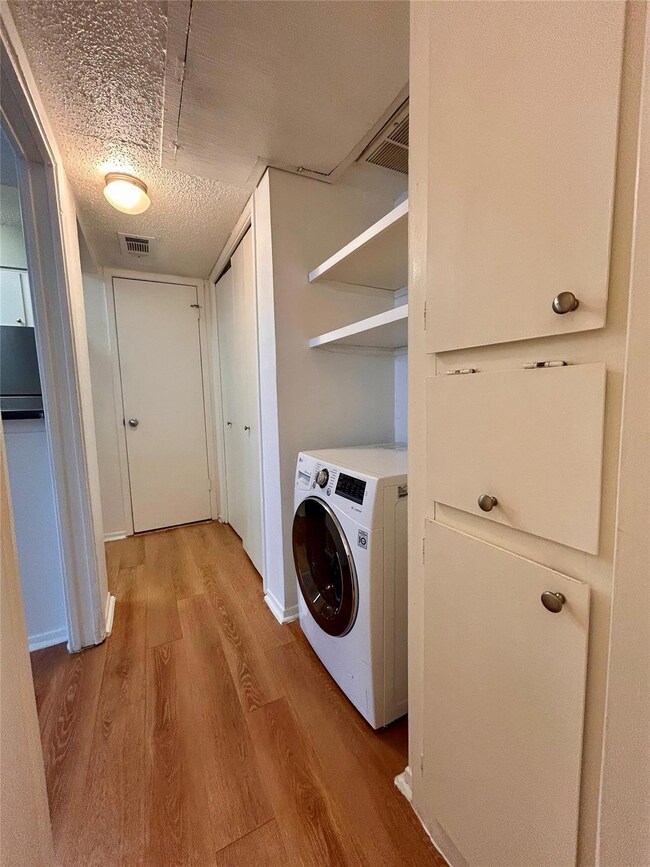 Laundry area with washer / clothes dryer, light w