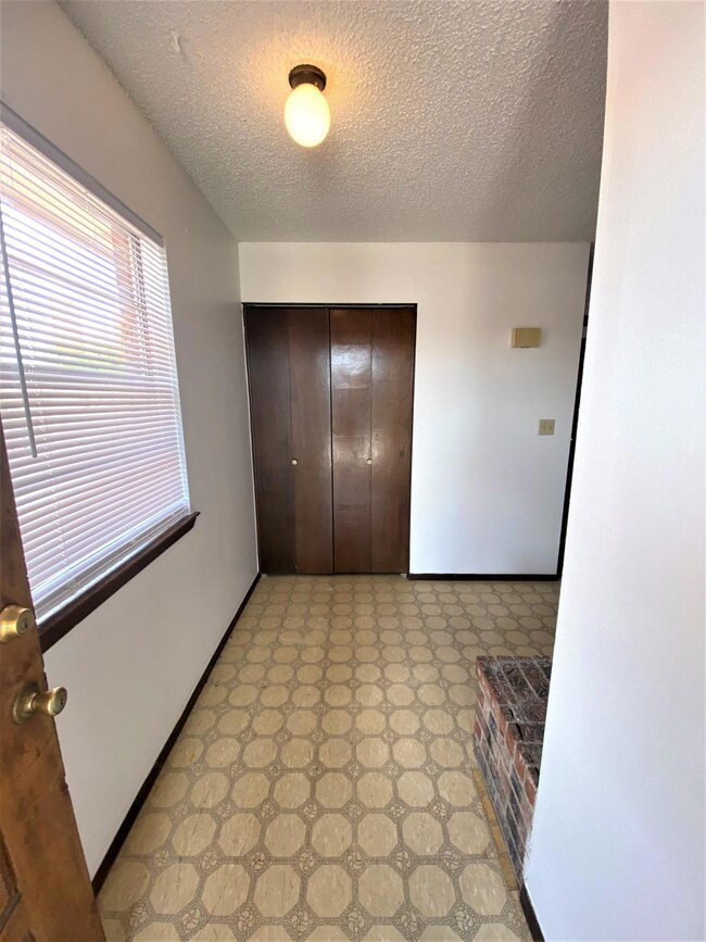 3540AEastGlen-EntryFoyer-7-28-20