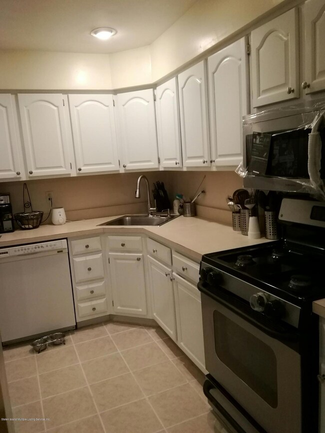 24 Croft Ct, Staten Island, NY 10306 - photo 5