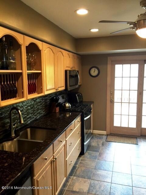 Glass backsplash