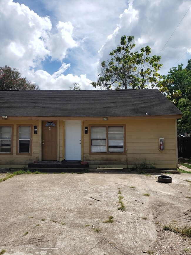 1026 Kansas St unit 5, Rosenberg, TX 77471 - photo 3