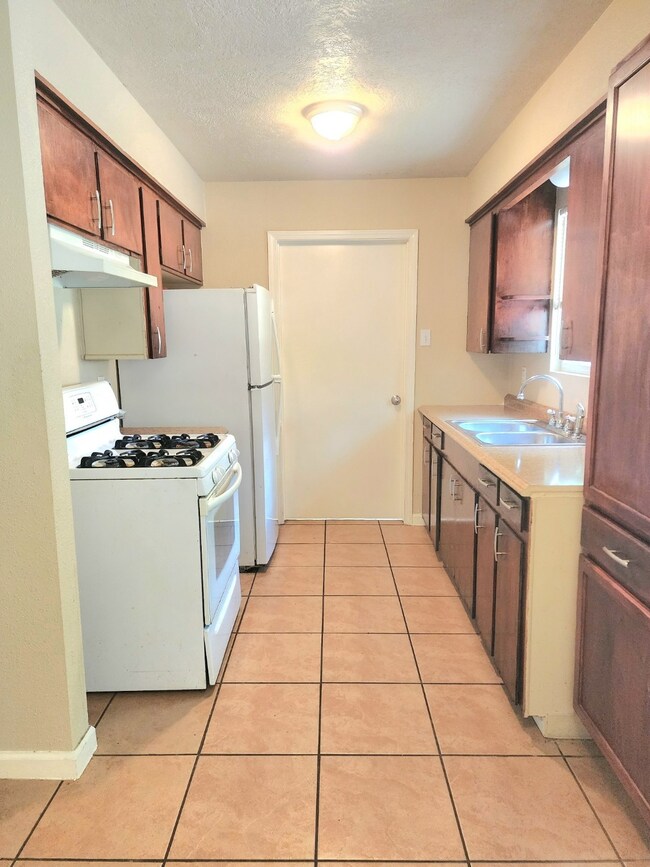 7721 Bigwood St, Houston, TX 77016 - photo 3