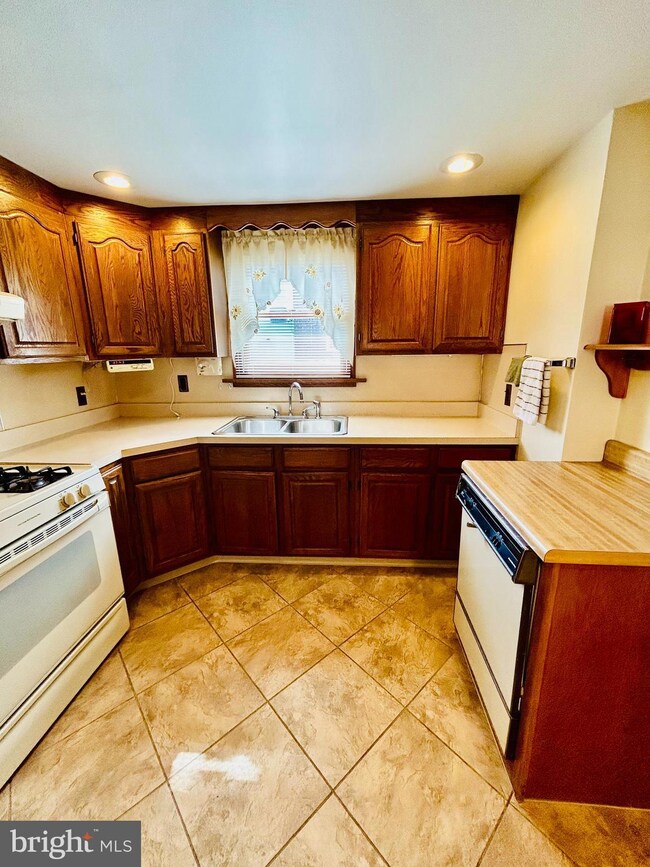 409 Benson Ave, Glenolden, PA 19036 - photo 7