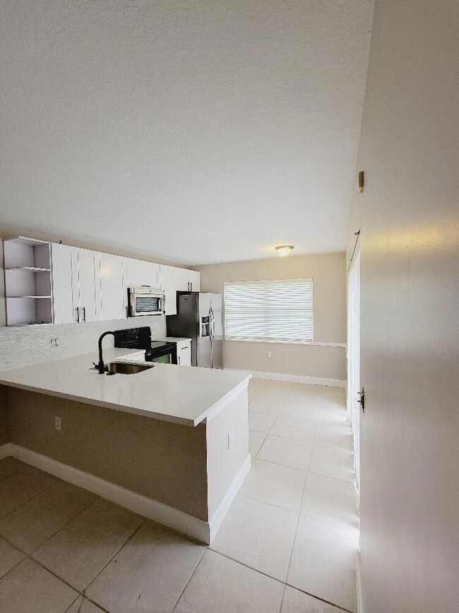 10 Amherst Ct unit A, Royal Palm Beach, FL 33411 - photo 3