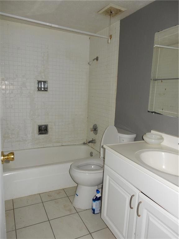 Full bathroom located between the two bedrooms