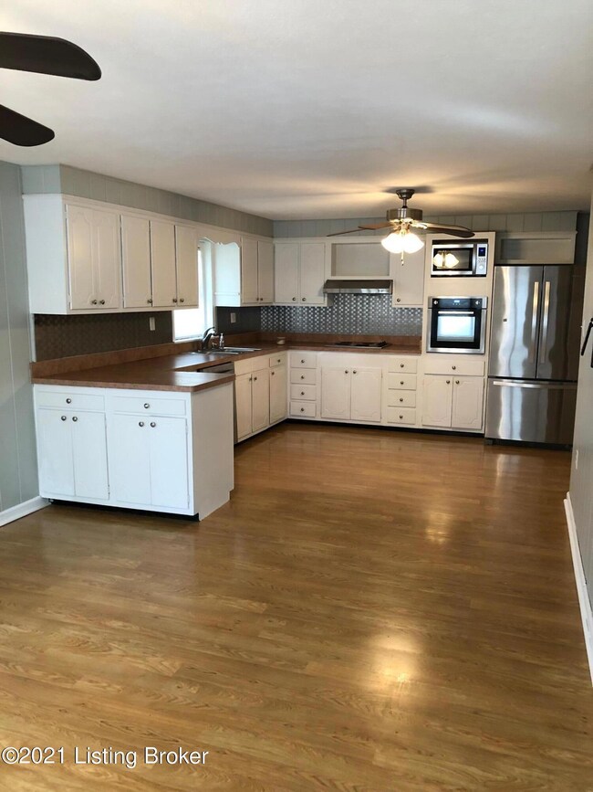 245 E Oak St, Lebanon Junction, KY 40150 - photo 4