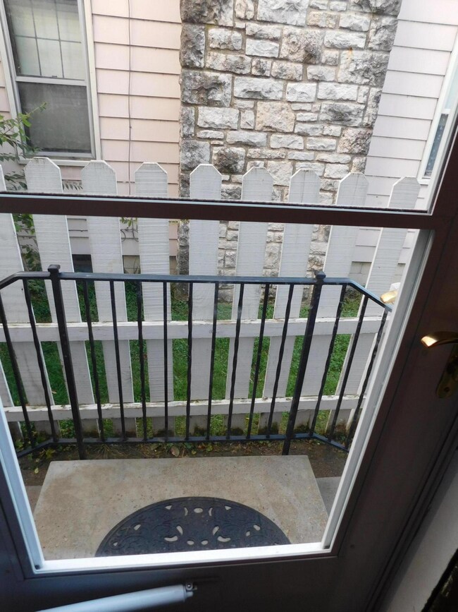 Side door to Kitchen