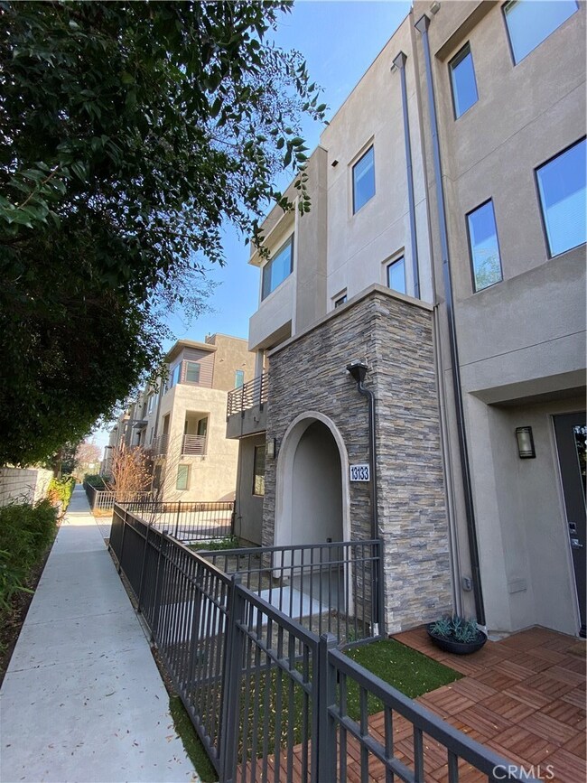 13133 W Lumina Way, Los Angeles, CA 91401 - photo 2