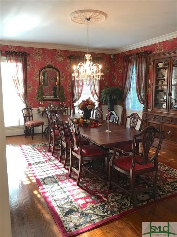 Formal dining room -- great for family get-togethe