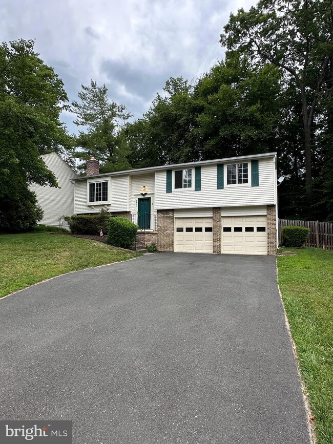 8490 Falling Leaf Rd, Springfield, VA 22153 - photo 3