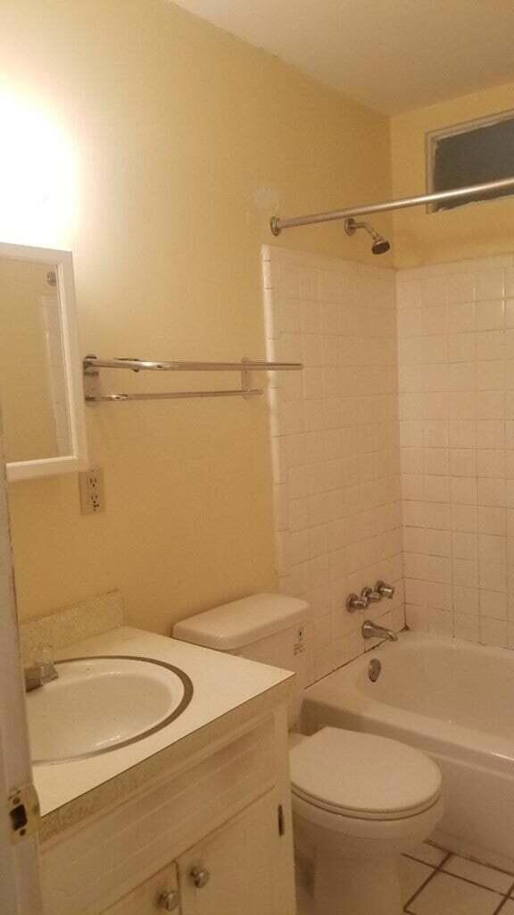 EIS112 Hall bath