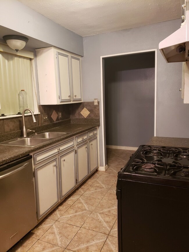 10204 Peachtree St, Houston, TX 77016 - photo 7