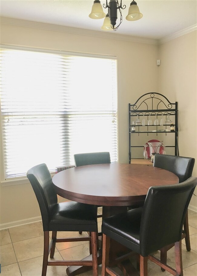 Eat-in Dinette area