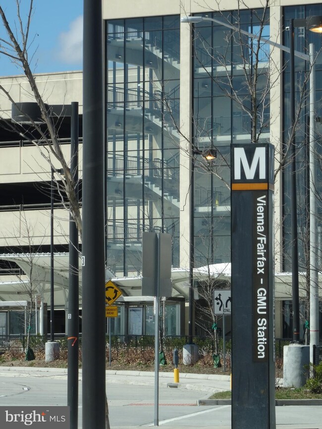 9587 Blake Park Ct, Fairfax, VA 22031 - photo 2