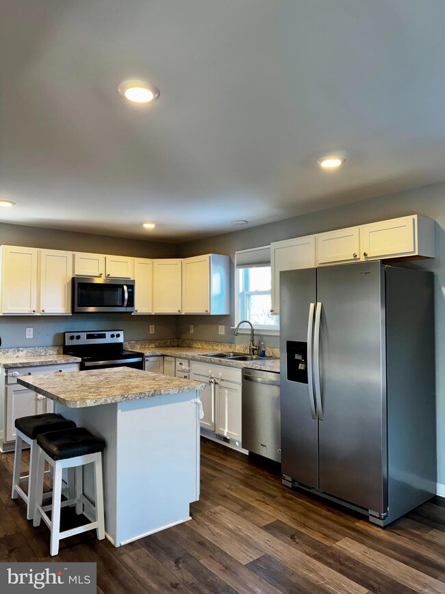 487 Stonewall St, Strasburg, VA 22657 - photo 2