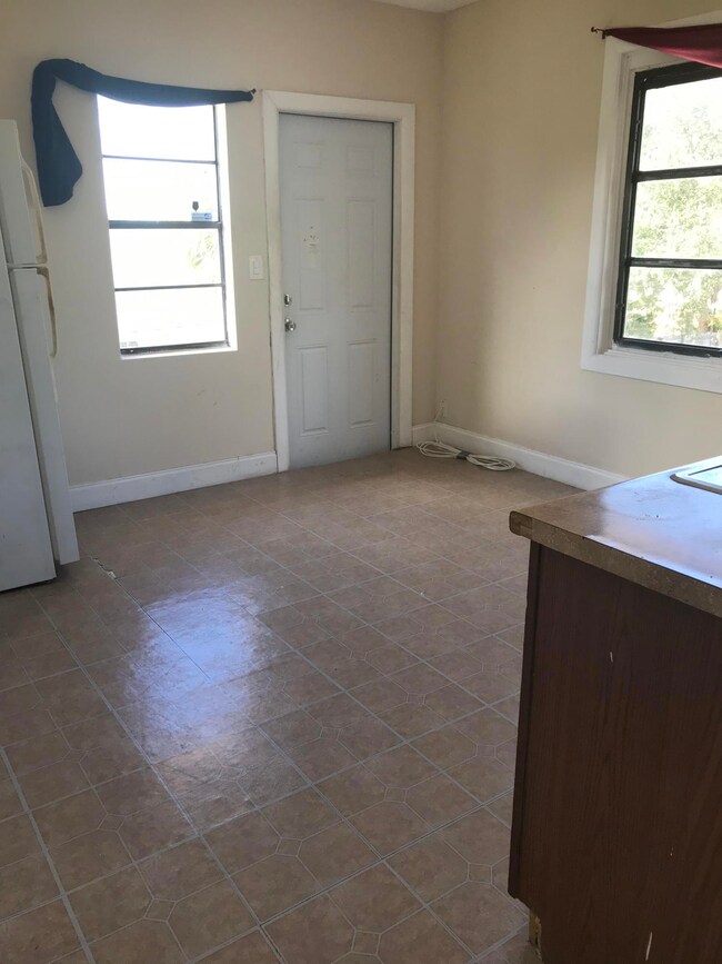 305 Cypress Dr unit 2, West Palm Beach, FL 33403 - photo 3