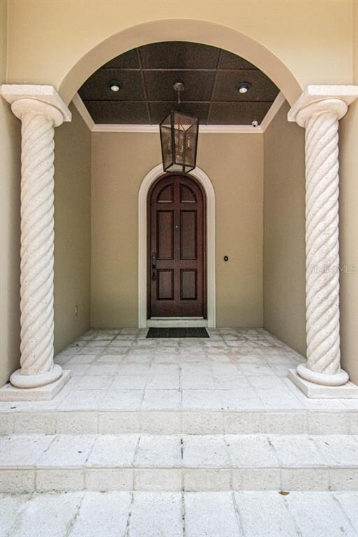 Enter to enjoy a home designed with great attentio