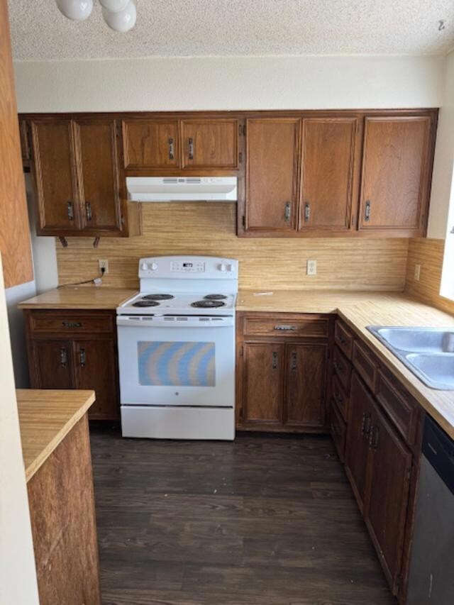 Kitchen featuring under cabinet range hood, elect