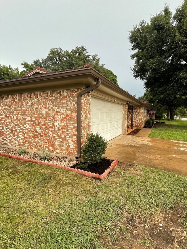 220 Cooper Dr, Hurst, TX 76053 - photo 3