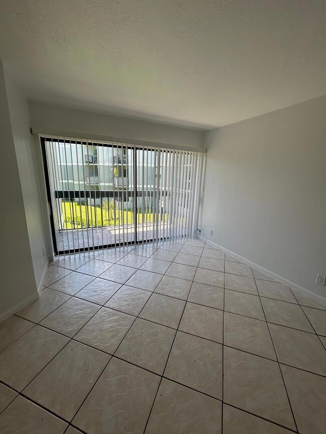 Presidential Golfview unit 2110, West Palm Beach, FL 33401 - photo 3