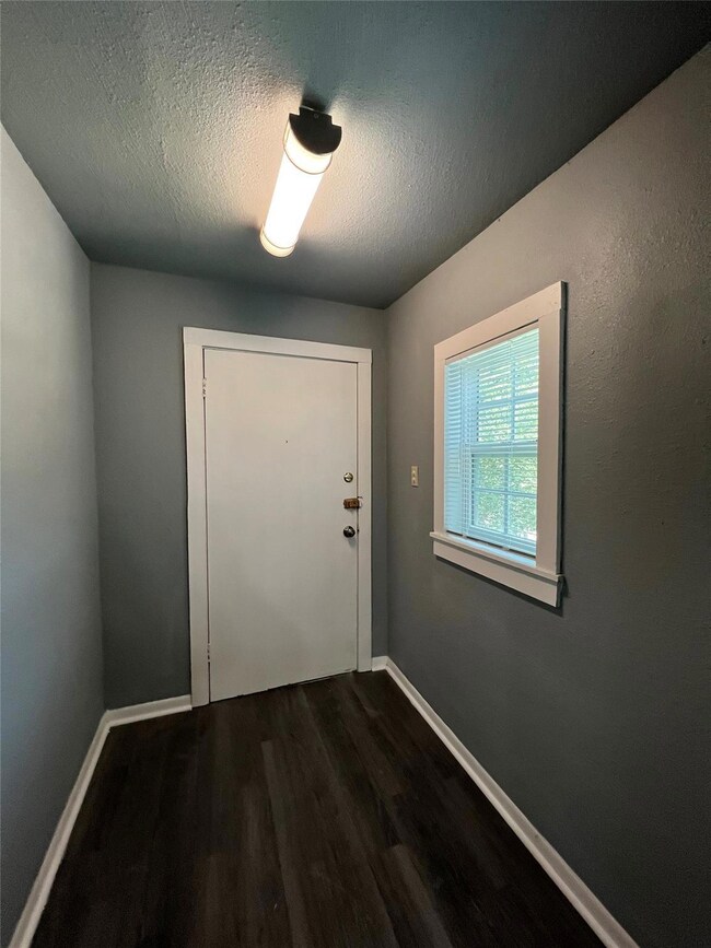 305 S Preston St unit A, Ennis, TX 75119 - photo 3