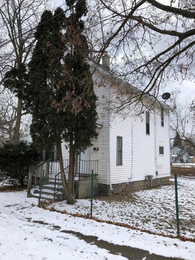 1115 Kingsley Ct, Lansing, MI 48915 - photo 2