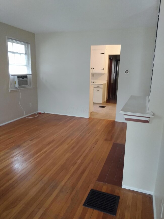1445 LR to kitchen