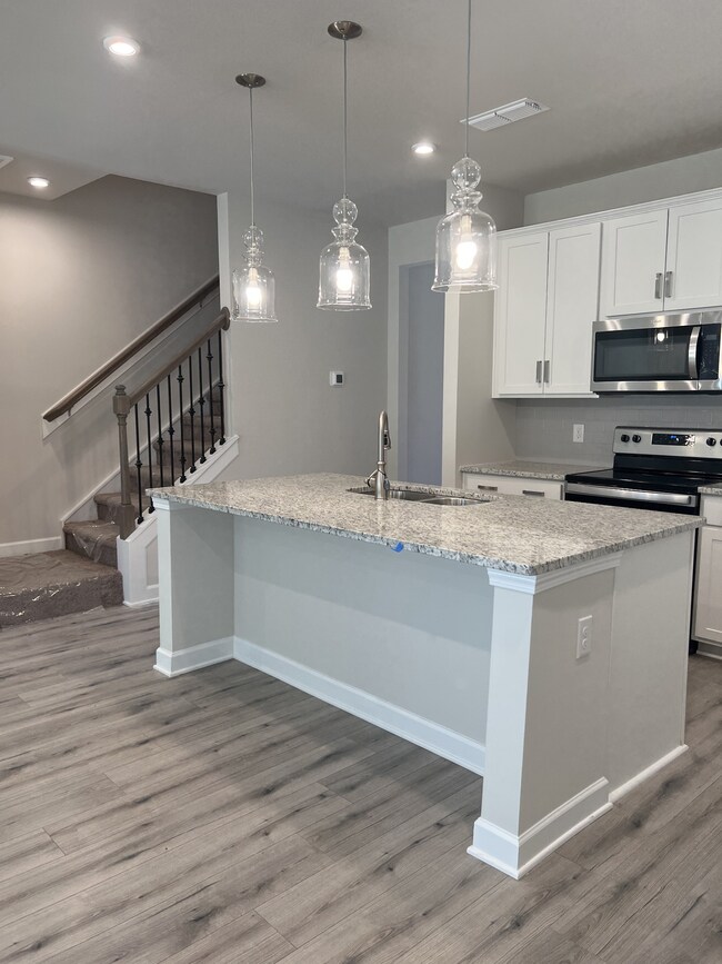 Bright and airy Kitchen w/stainless steel appliances