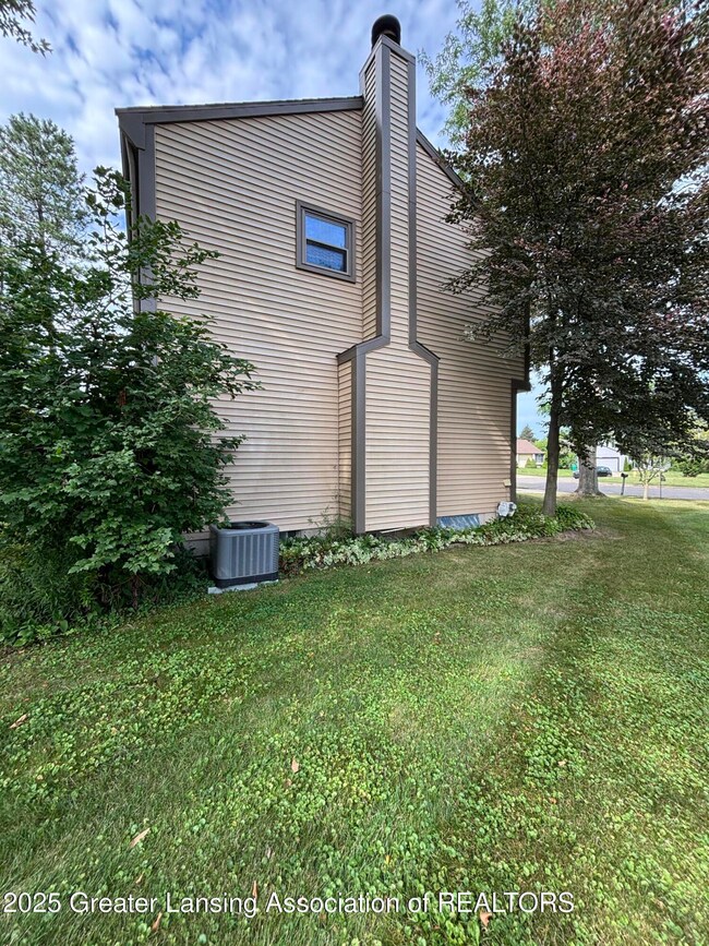 337 Honeysuckle Ln, Lansing, MI 48917 - photo 4