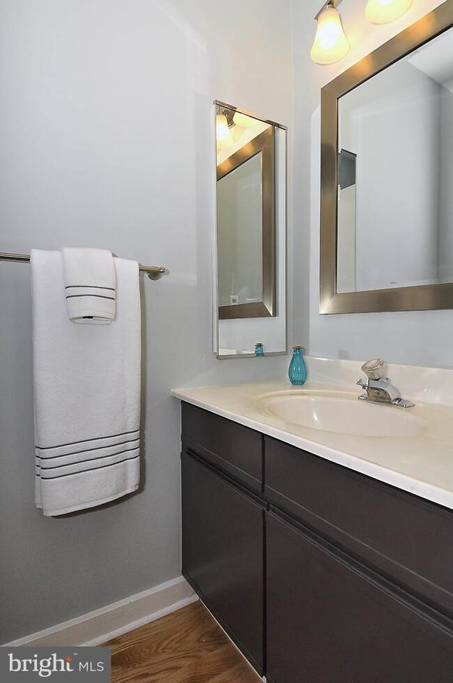 11128 Glade Dr, Reston, VA 20191 - photo 5