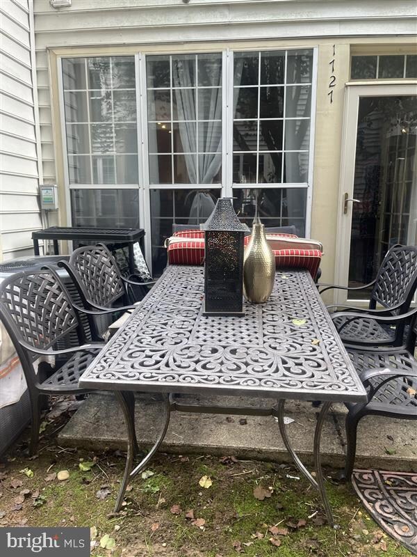 1727 Kingsgate Ct, Alexandria, VA 22302 - photo 2