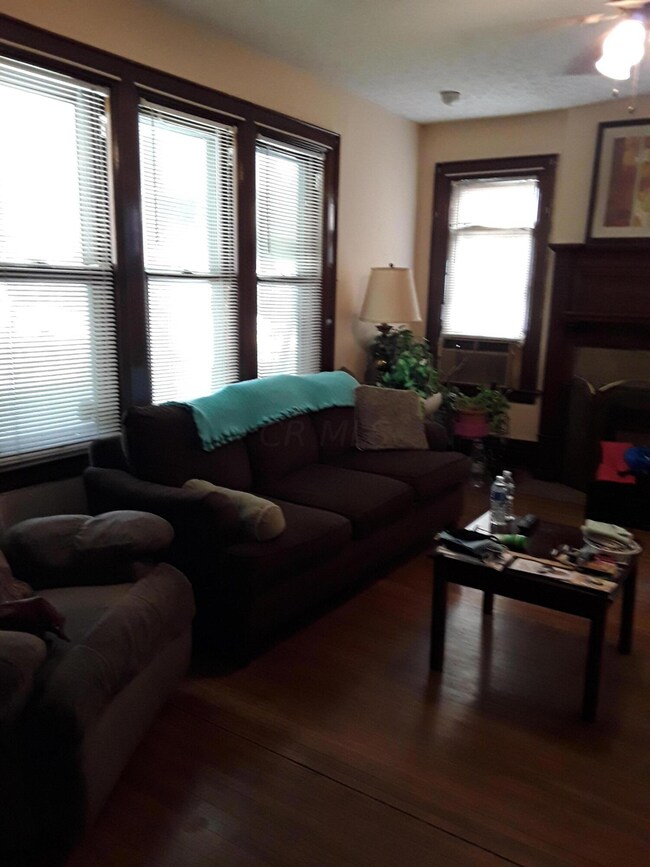 724 Linwood living room ipc