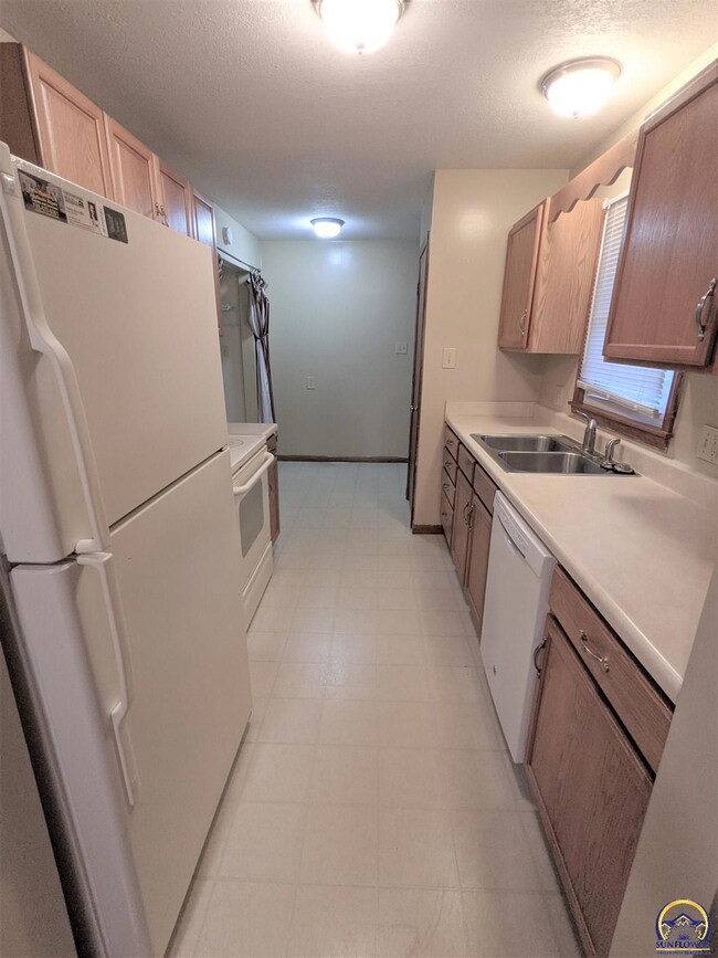 3337 SW James St, Topeka, KS 66614 - photo 7