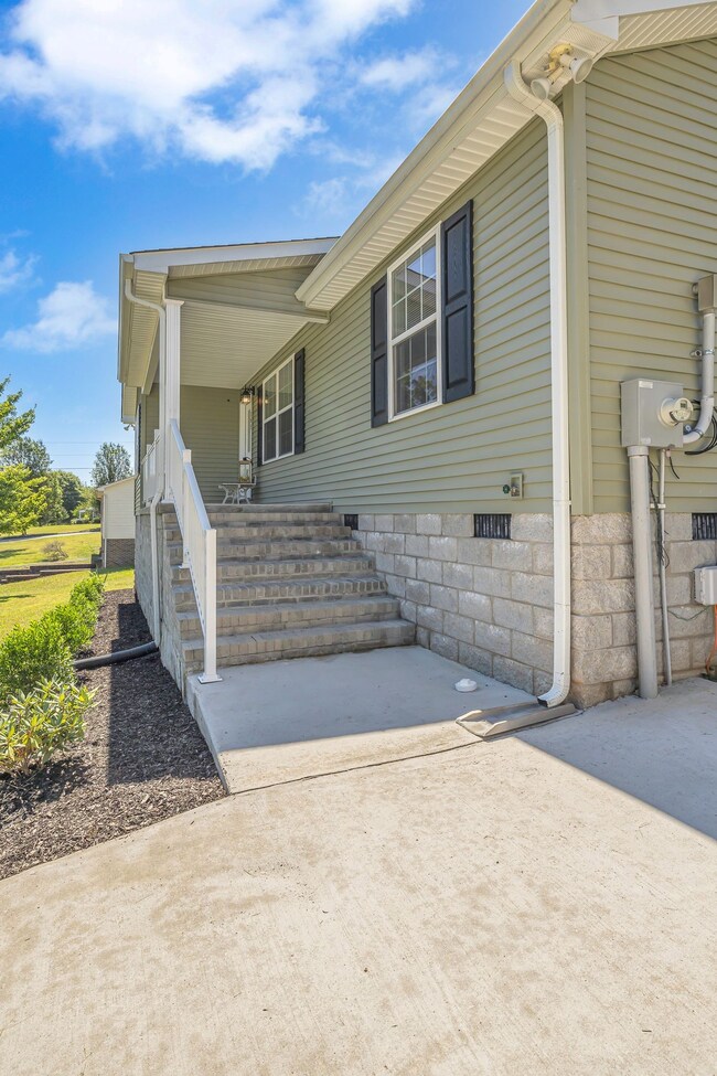 165 Duck Hawk Dr, McMinnville, TN 37110 - photo 4