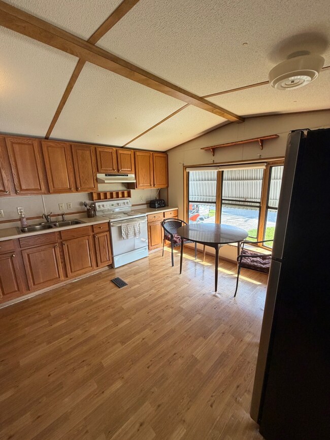 918 Reed Canal Rd unit 117 Apple, South Daytona, FL 32119 - photo 2