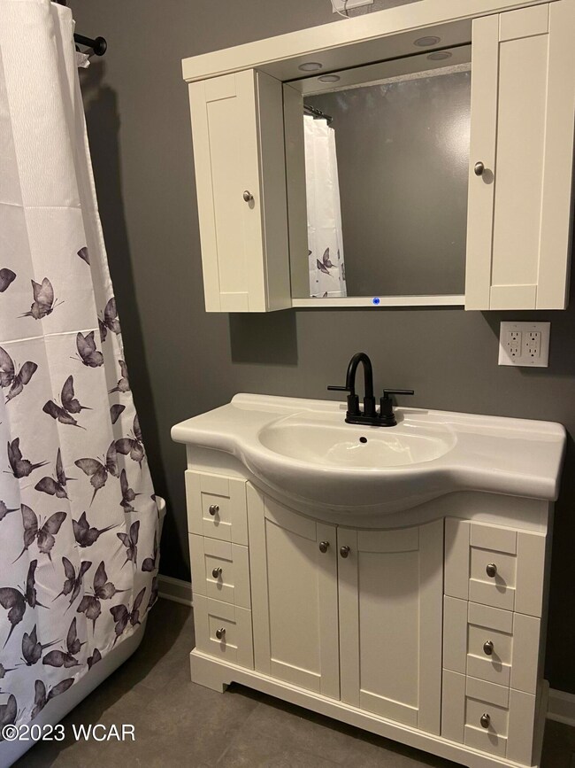 208 N Westminster St, Waynesfield, OH 45896 - photo 2