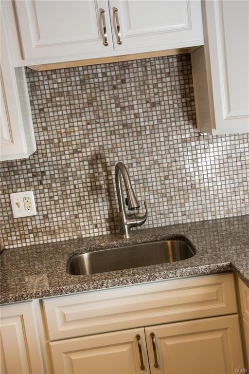 2306 N Lehigh Ave, Whitehall, PA 18052 - photo 6