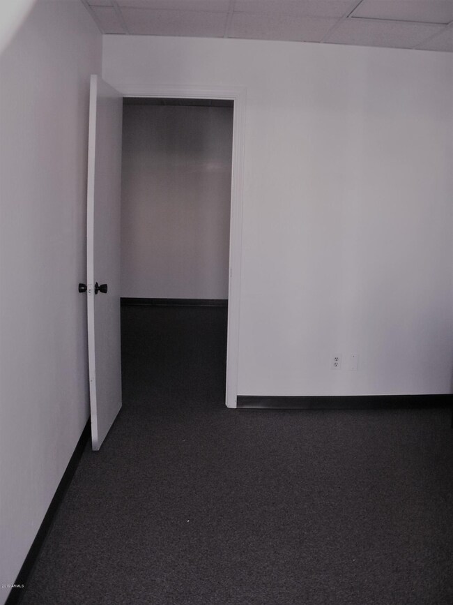 Suite L Reception to Office