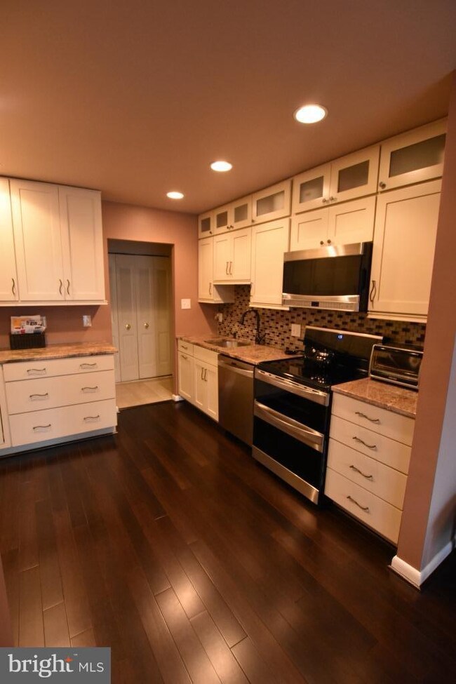 11415 Commonwealth Dr unit 301, Rockville, MD 20852 - photo 3