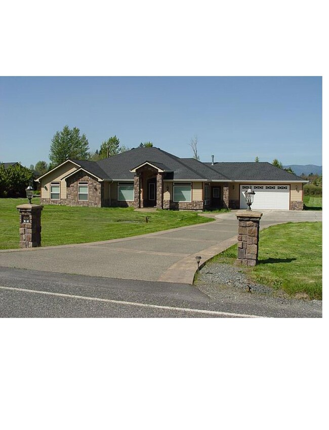 1 FrontHouseDriveway