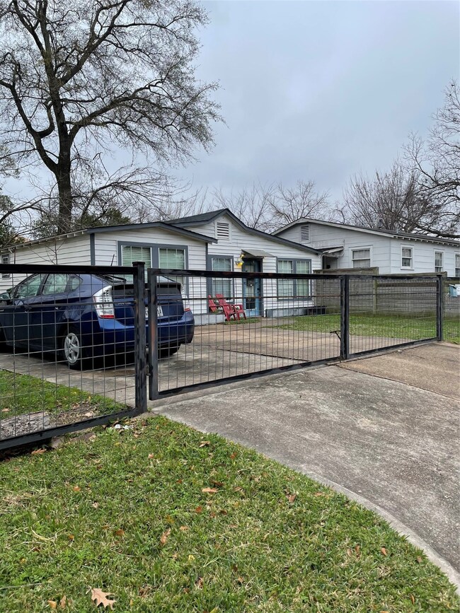 4706 Fisk St unit A, Houston, TX 77009 - photo 2