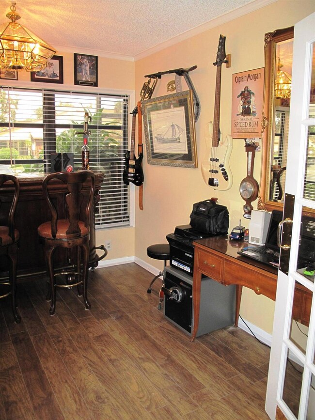 Screen enclosed patio (2)