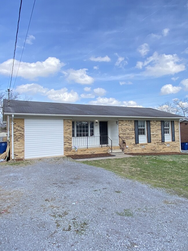 335 Maplewood Dr, Shelbyville, TN 37160 - photo 3