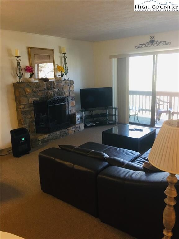 Livingroom with fireplace